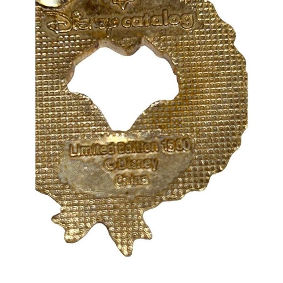 Disney Catalog Tinkerbell Holiday Wreath Pin Limited Edition 1500 7/8" x 1 5/8" - Picture 6 of 6